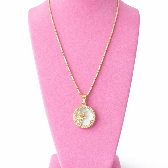 Jewelry - Elegant Gold Pendant Necklace
